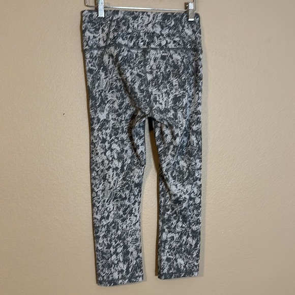 Under Armour Leggings 21” Mid-length with Back Pocket Size Small - Picture 3 of 5